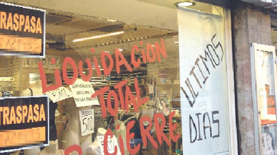 Un comercio de ropa situado en las cercanías del mercado del Olivar anuncia su cierre.