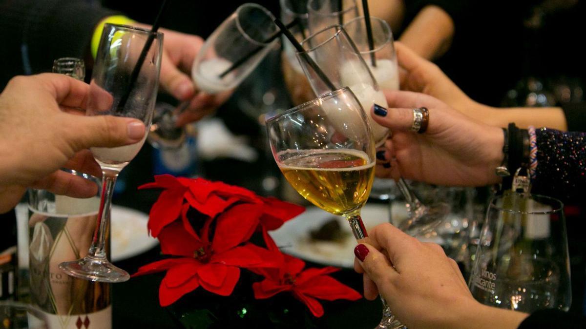 Brindis en una cena de empresa. | JOSÉ NAVARRO