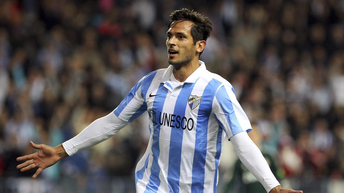 Roque Santa Cruz celebra un gol con el Málaga CF.