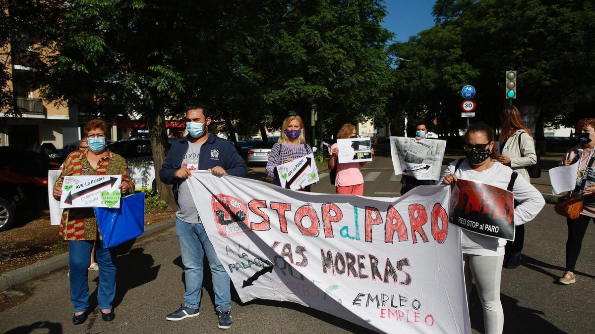 Vecinos de la Moreras cortan la carretera de Trassierra para exigir empleo y viviendas dignas.