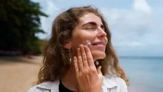 Estos 7 protectores solares se funden tan bien con la piel que ya no te dará pereza aplicarlos