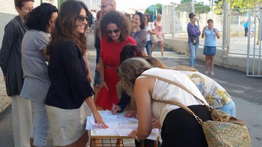 Recogida de firmas de padres en un colegio de Alicante