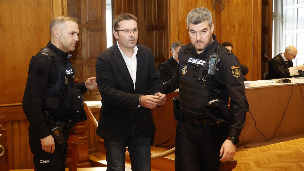 José Carlos Eirín es conducido por los agentes tras escuchar el veredicto del jurado.