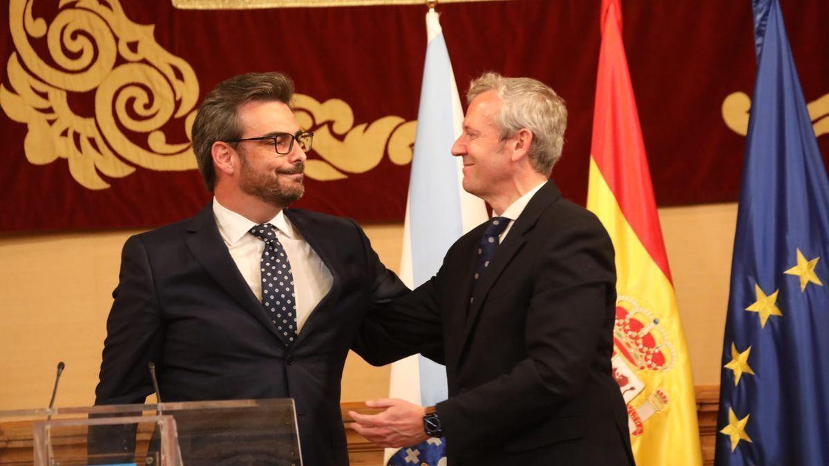 Diego Calvo y Alfonso Rueda se saludan en la toma de posesión del Gobierno.