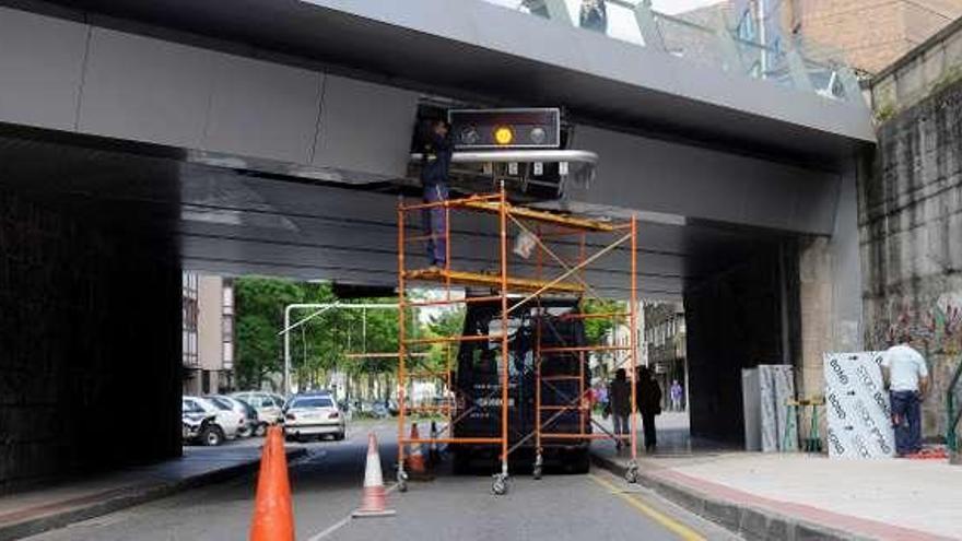 Trabajos bajo el puente, en la mañana de ayer.  // Gustavo Santos