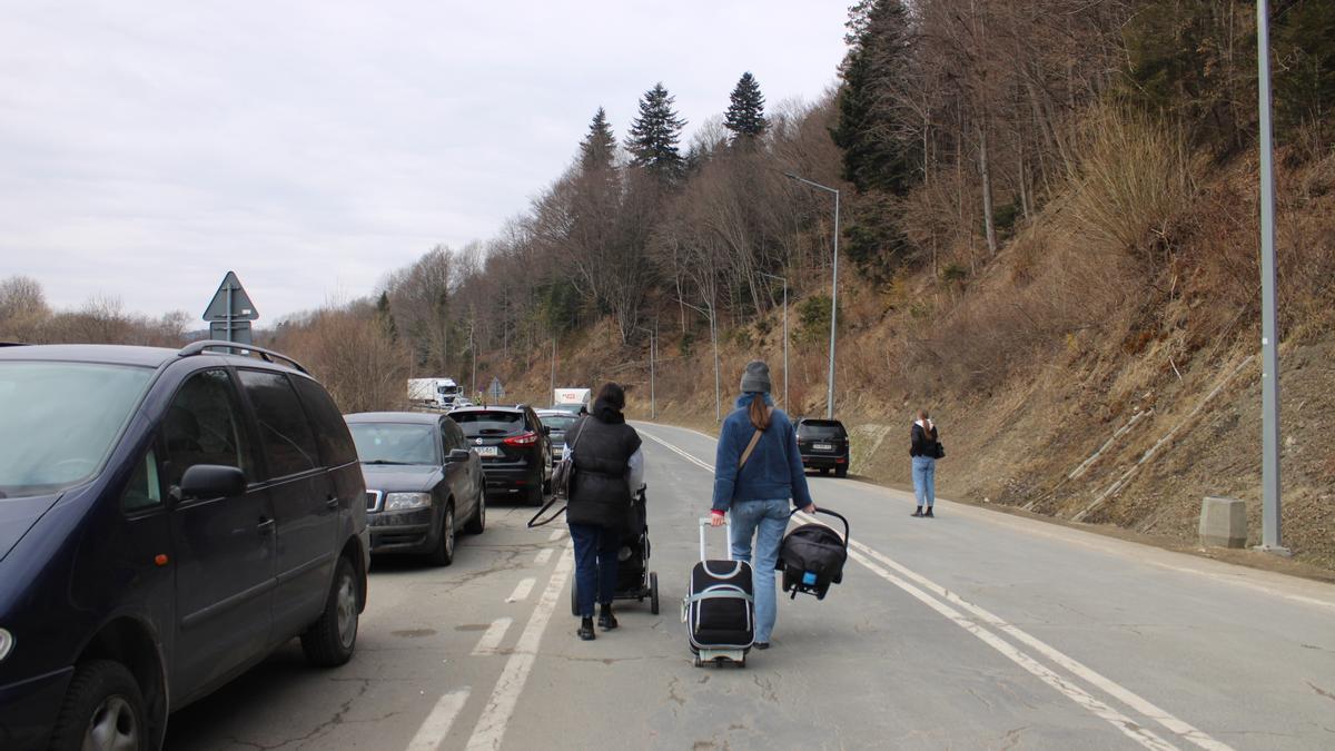 Personas cargando con maletas en la frontera de Ucrania con Polonia
