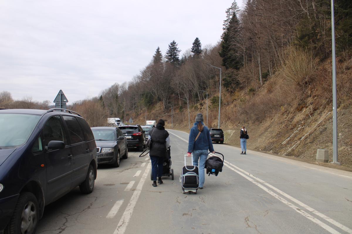 Personas cargando con maletas en la frontera de Ucrania con Polonia