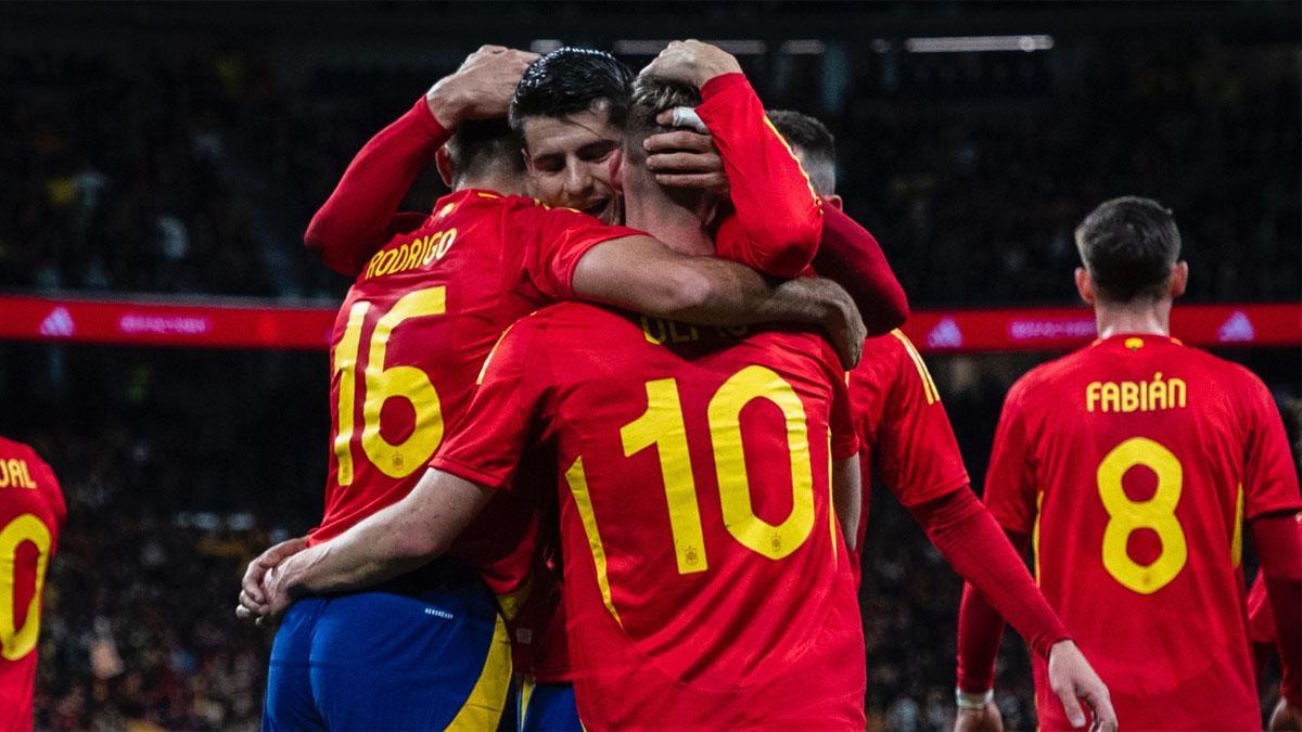 Los jugadores de España celebran un gol ante Brasil