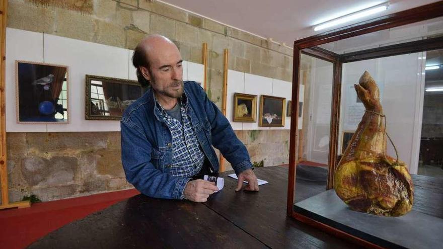 Diego de Giráldez en una exposición suya de pintura y escultura en el Monasterio de Poio. // Gustavo Santos