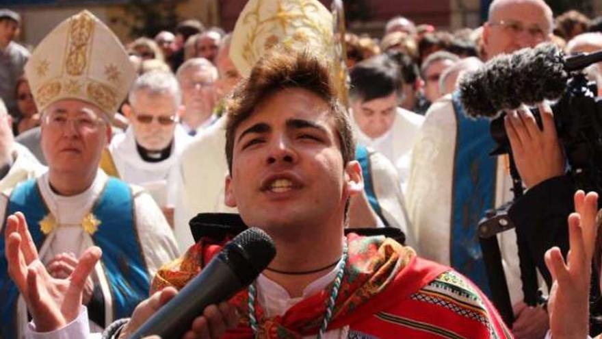 Saúl Santonja recita la súplica ante la mirada del obispo de Alcalá y el arzobispo de Valencia.