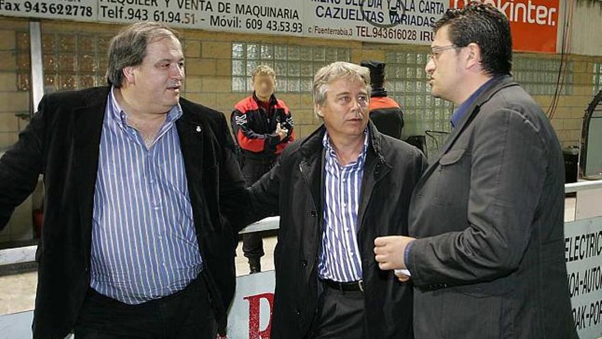 López Ufarte entre el presidente y el entrenador del Real Unión.