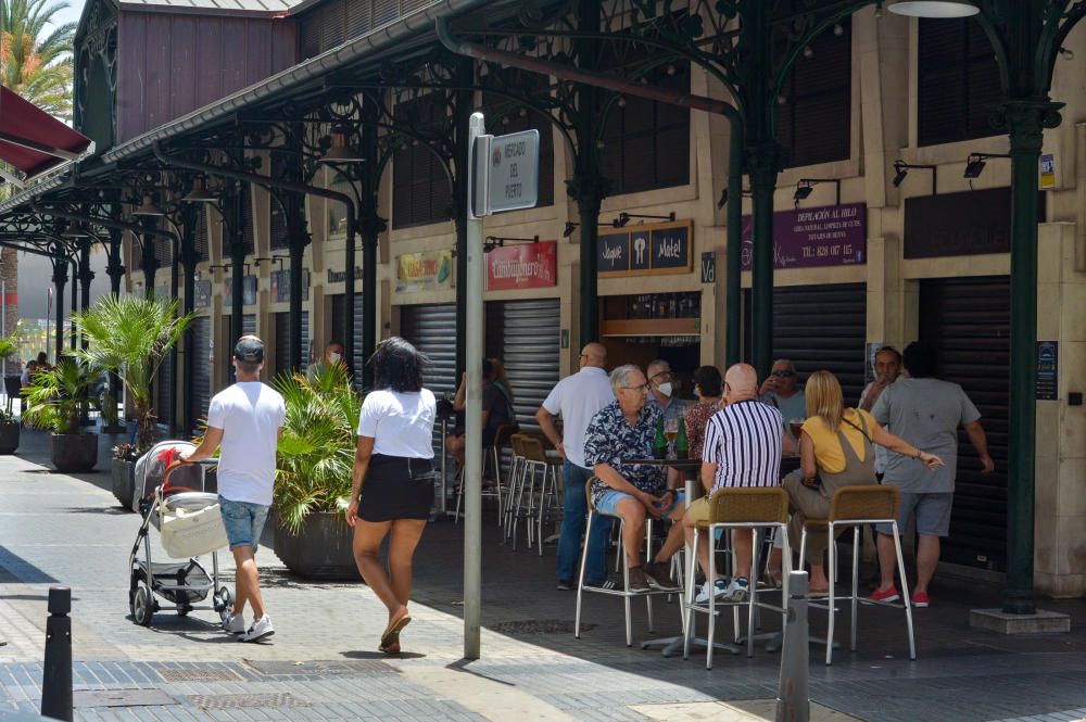 Ambiente de comercios y playa en La Puntilla y Santa Catalina