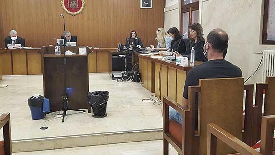 El acusado de dejar a un joven tuerto de un puñetazo, ayer, en la vista previa al juicio.