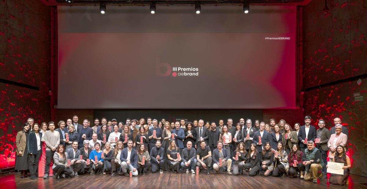 Foto de familia de todos los premiados durante la gala de AEBRAND