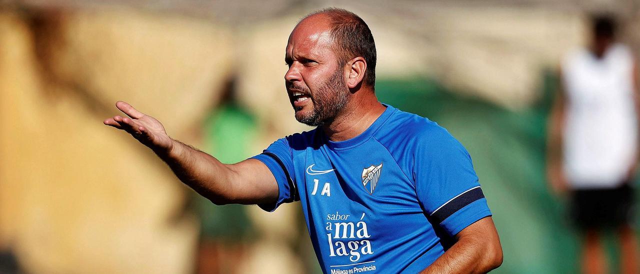 José Alberto López da instrucciones durante un entrenamiento del Málaga. | MCF / José Ortega Galán