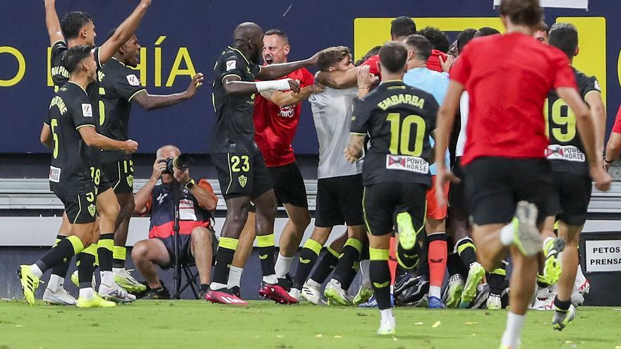 El Almería rescata un punto en el tiempo extra ante el Cádiz