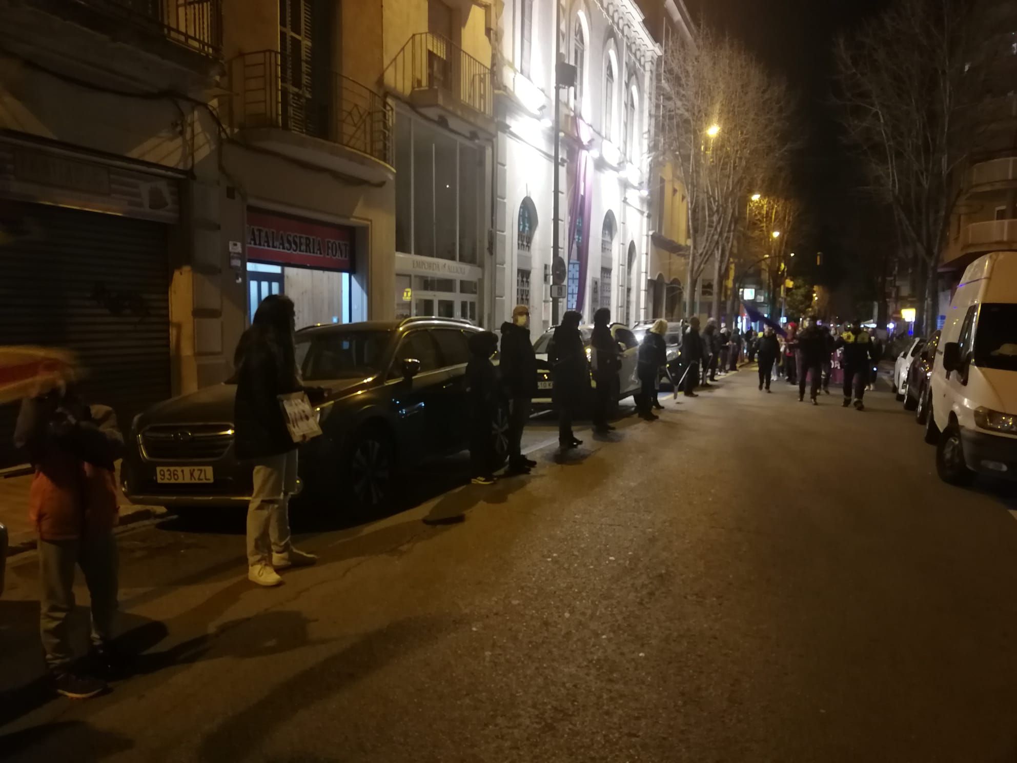 La cadena humana va unir la Rambla Nova i la Rambla, omplint de lila el Carrer Nou