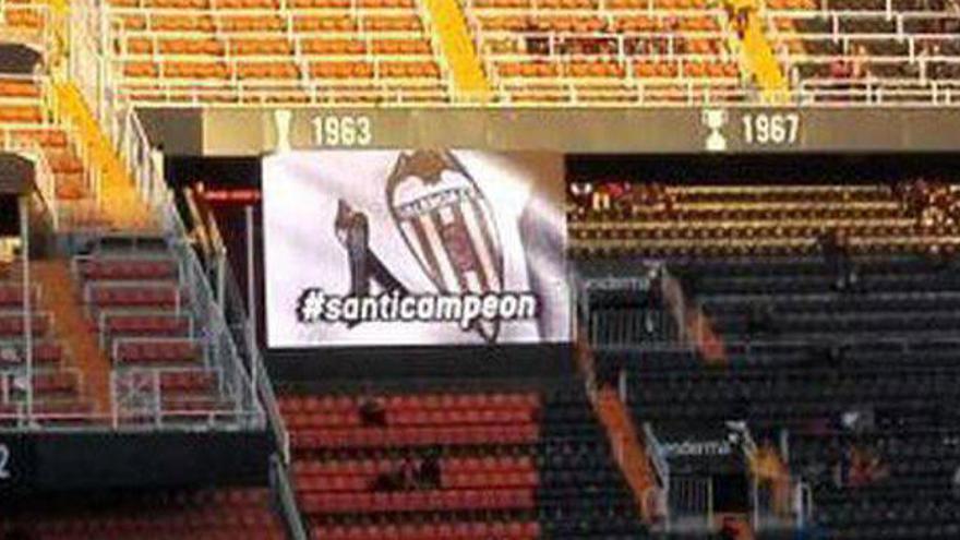 Homenaje del Valencia en Mestalla al hijo de Cañizares