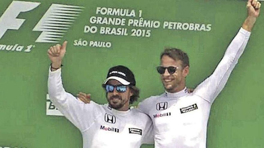 Fernando Alonso y Jenson Button se hacen una foto en el podio