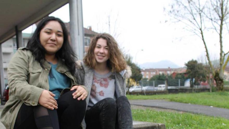 Daniela Mendoza y Raquel Álvarez, en el exterior del Instituto César Rodríguez.