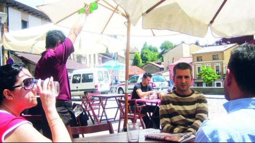 La terraza de una sidrería en la plaza de les Campes de Pola de Siero.