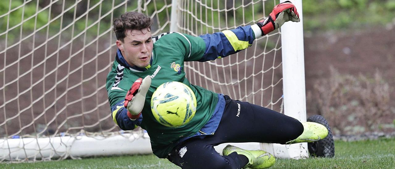 El guardameta de Granollers Álex Domínguez Romero detiene el balón con su mano derecha, durante una sesión de lanzamientos en Barranco Seco.   | | UDLASPALMAS.ES