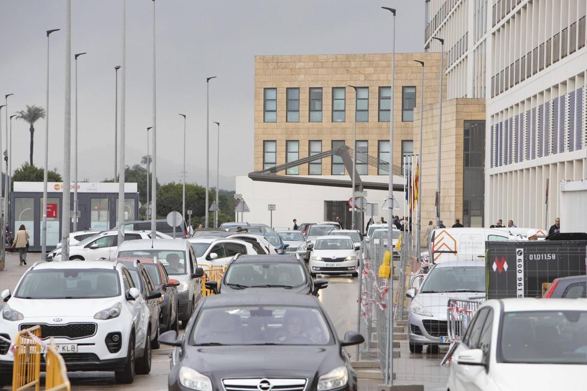 El hospital es un caos circulatorio a determinadas horas del día.