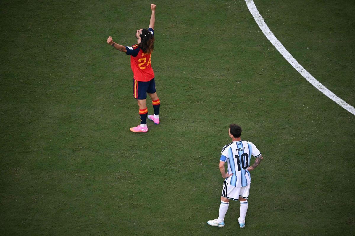Marc Cucurella celebra la victoria.