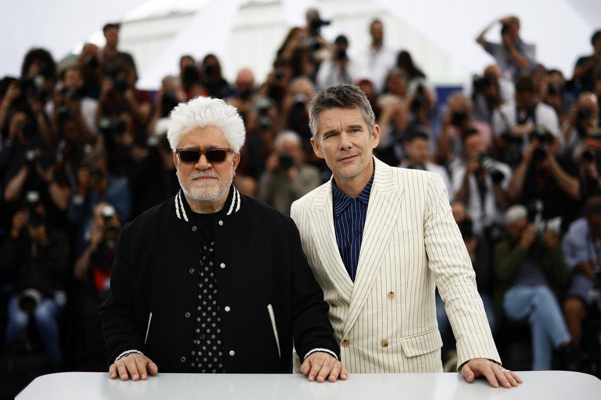 Pedro Almodóvar aterriza en Cannes. El cineasta estrena en Cannes el mediometraje ‘Extraña forma de vida’, con Ethan Hawke y Pedro Pascal, un wéstern protagonizado por dos gais que subvierte el género