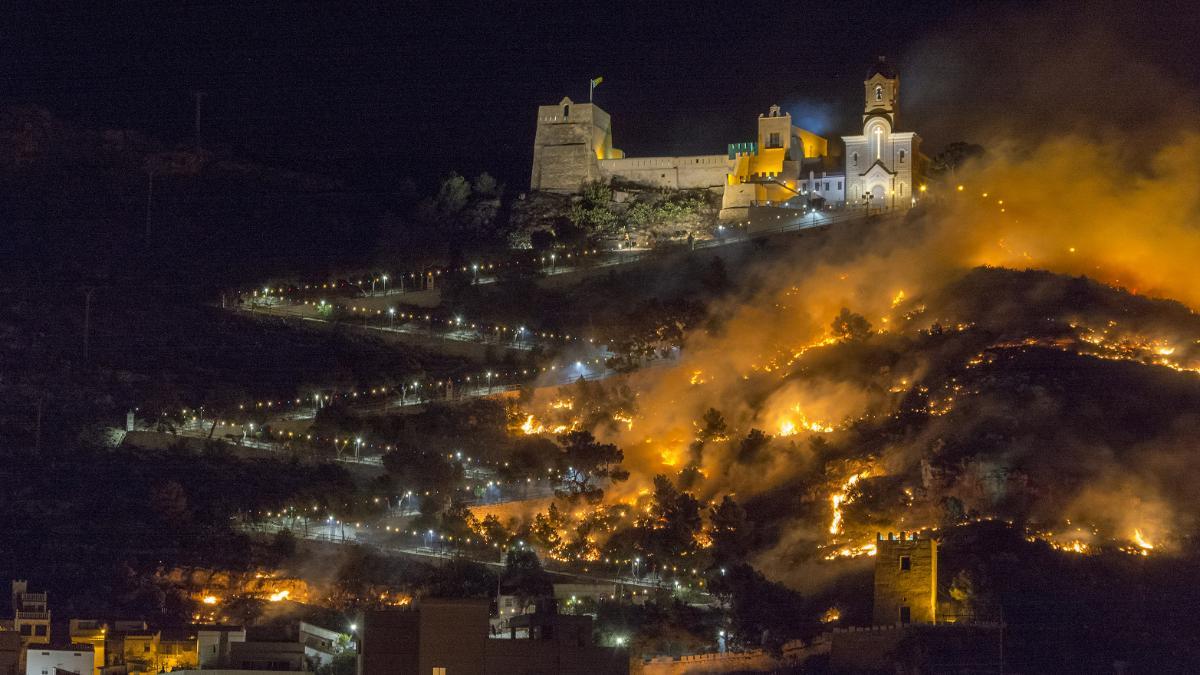 Cullera 2014. Un castillo de fuegos artificiales que fue autorizado pese a la advertencia de los bomberos arrasó parte la ladera de la montaña de Cullera. El alcalde, Ernesto Sanjuán, fue procesado y condenado.