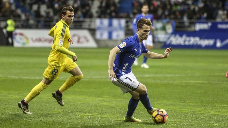 Susaeta, a la derecha de la imagen, controlando el balón en un encuentro en el Tartiere.