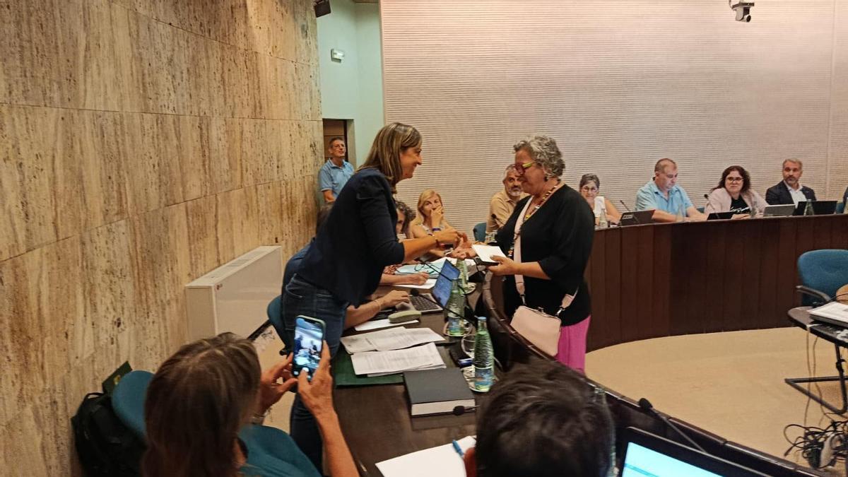 Delgado amb l'alcaldessa, Cristina Alarcón, en el moment d'assumir el càrrec.