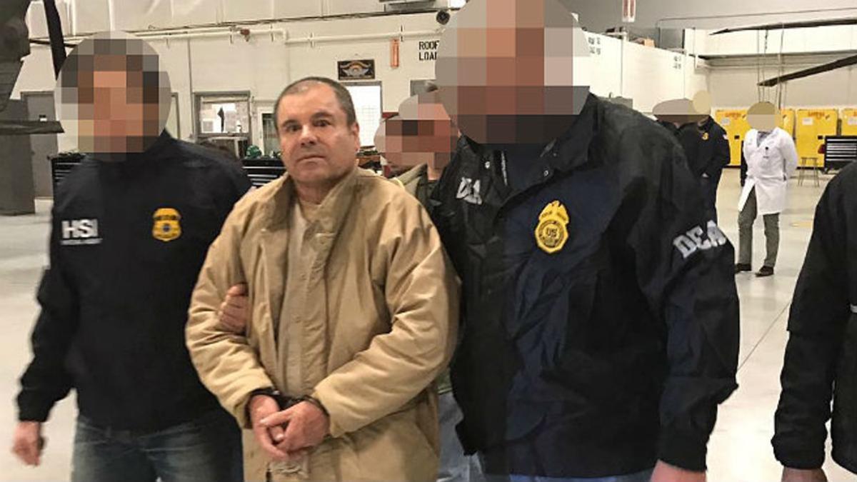 El 'Chapo' Guzman, escoltado por agentes federales,  a última hora del jueves.