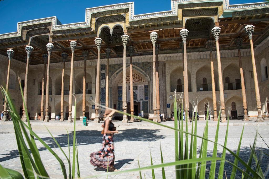 Mezquita Bolo-Hauz, en Bujará, construida en 1712.