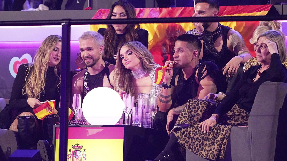 Melody y el resto de la delegación española durante la votación en Eurovisión