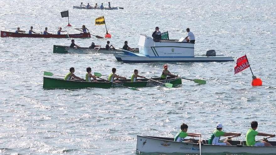 Manga de una regata de bateles de esta temporada, en aguas de Meira. // Santos Álvarez