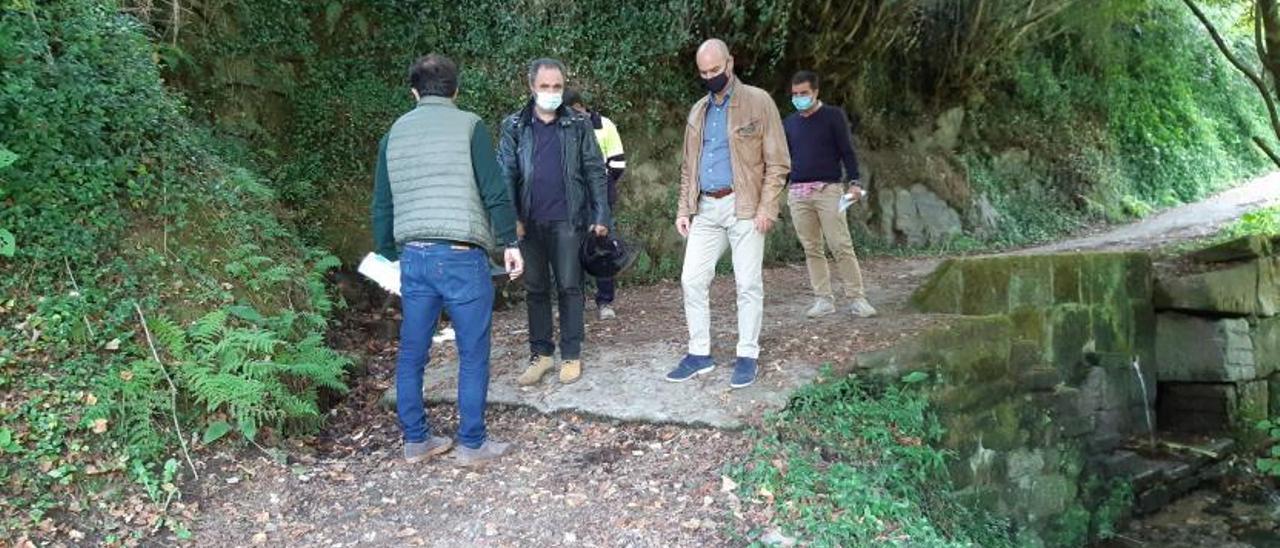 Juncal visitó ayer el trazado de la senda del Río Bispo.   | // FARO