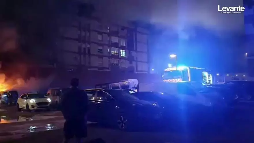 Alerta entre los vecinos por un incendio en un descampado en el barrio de Tormos