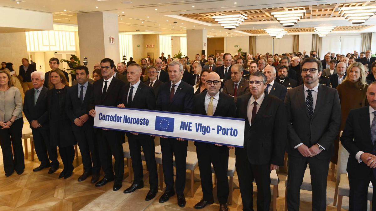Sánchez, Alonso, Pérez, López, Moreira, Cebreiros, Rueda, Pinto, Cunha y Calvo durante la presentación del acto a favor del AVE Vigo-Oporto de la CEP
