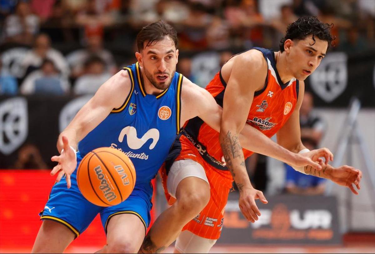 Sergi García, en una acción de la final por el Ascenso entre el Básquet Coruña y el Movistar Estudiantes.
