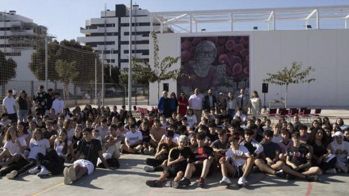 Alumnos y parte de la corporación en el IES Nº 5.