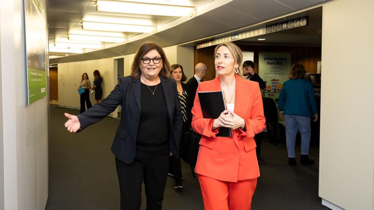 La comisaria de Transportes de la Comisión Europea, Adina Valean, con la presidenta María Guardiola en el edificio Berlaymont, sede principal de la Comisión Europea.
