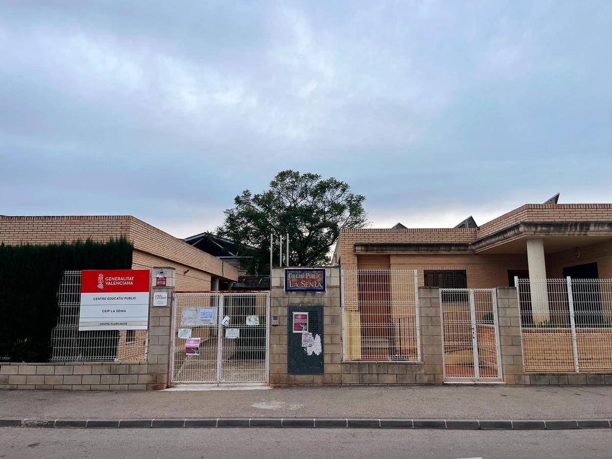 Fachada del CEIP La Sénia en l'Alcúdia de Crespins.