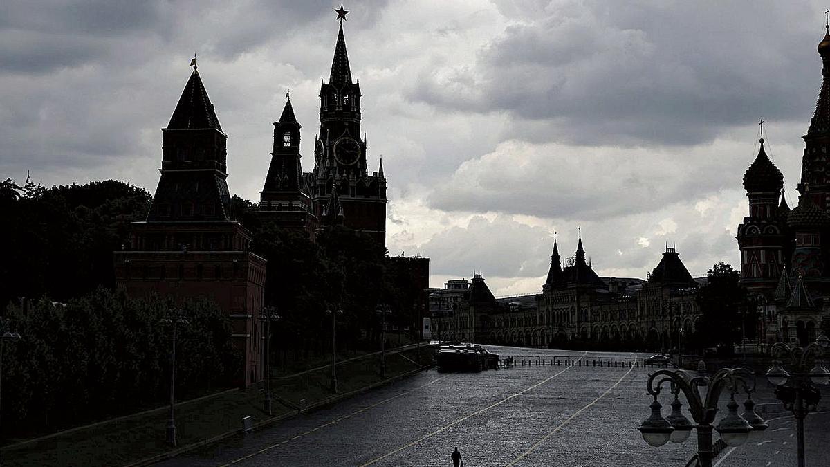 Un hombre camina junto al Kremlin, este jueves en Moscú