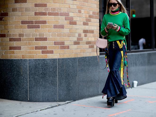 Street-style en NYFW: larga vida a los 'flared jeans'