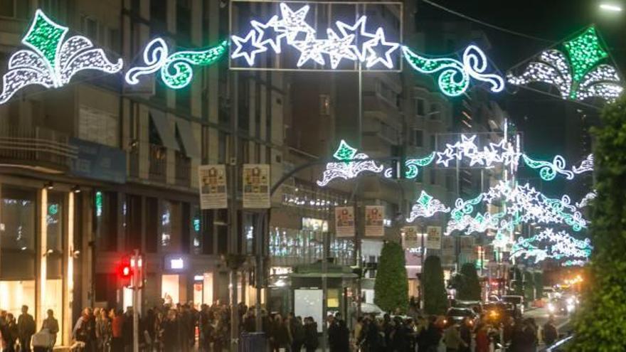 Luces ornamentales en una calle comercial de Alicante en la Navidad de 2016.