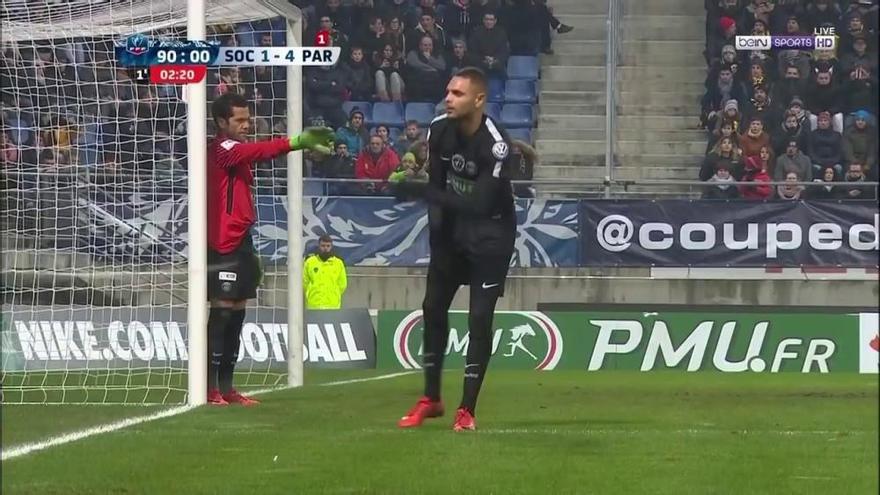 Dani Alves, de portero con el PSG