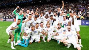 La plantilla del Real Madrid celebra su pase a la final de París.