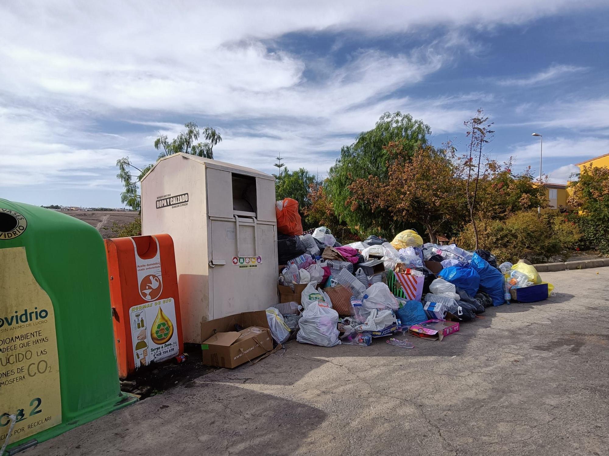 Acumulación de basura en las calles de San Bartolomé de Tijarana