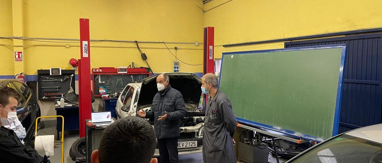 Alumnos y profesores en las clases de Automoción.